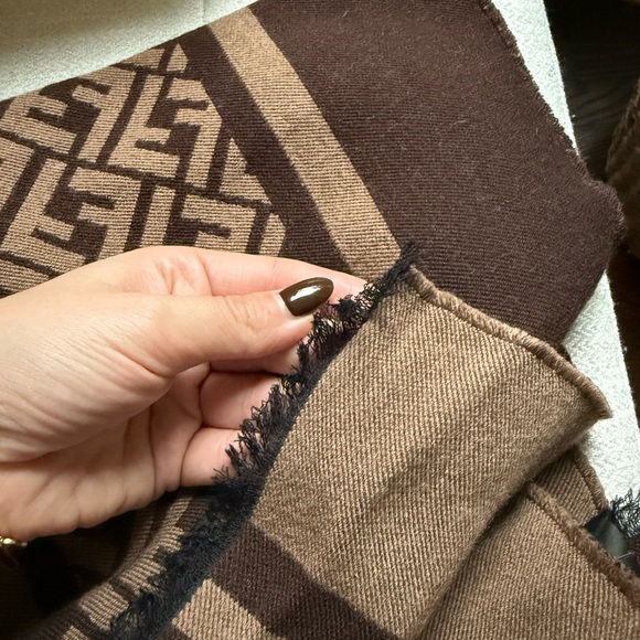 Authentic Fendi reversible wool scarf - Picture 3 of 6